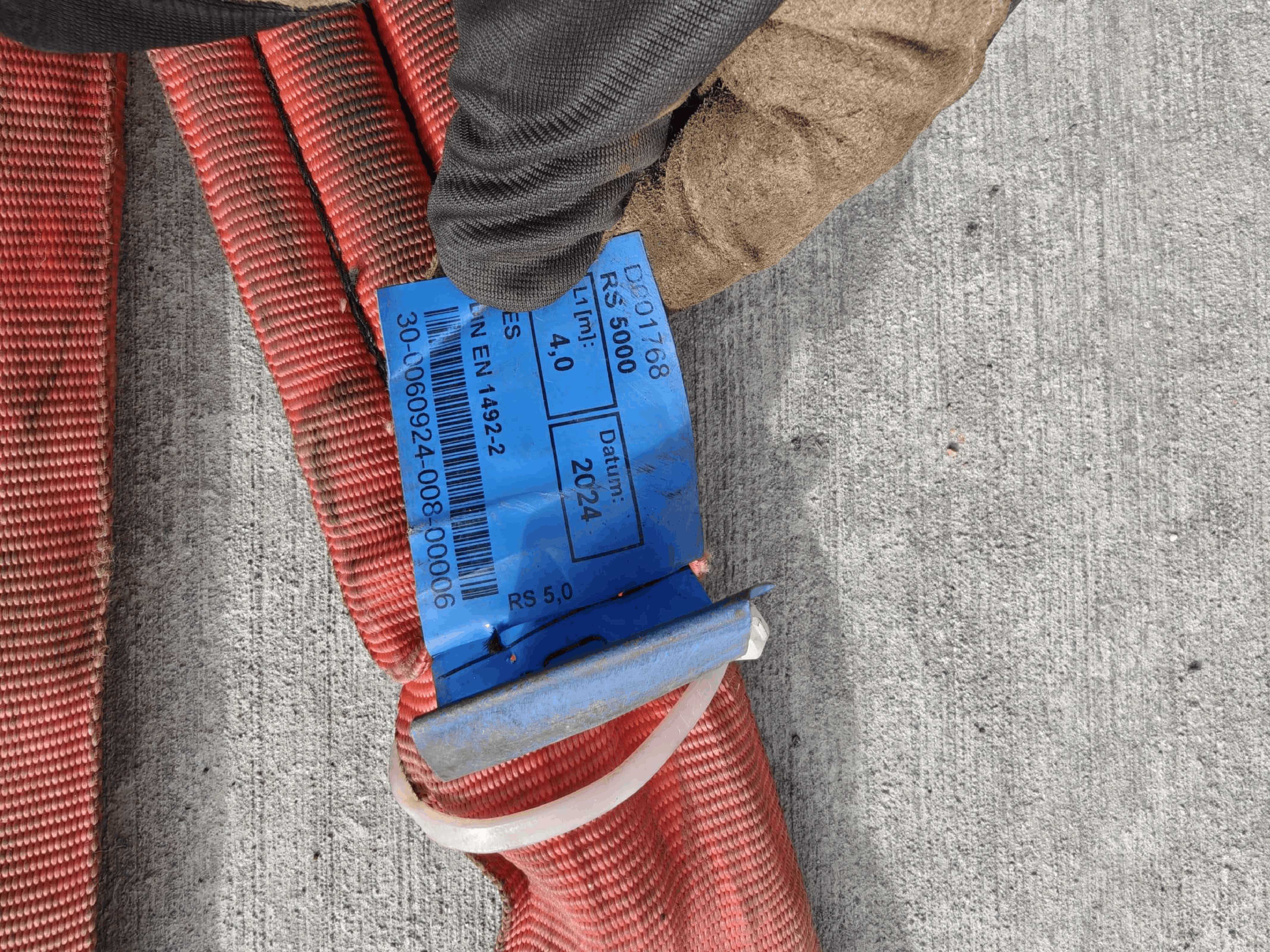 EN-certified lifting sling with compliance inspection tag and date marking